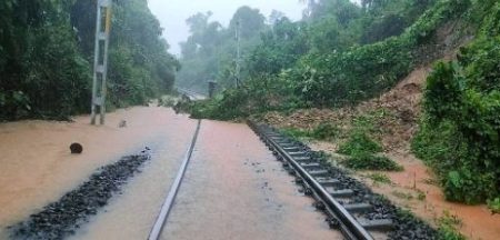 ಮಂಗಳೂರು: ಪಡೀಲು ಬಳಿ ಗುಡ್ಡ ಕುಸಿತ; ಇಂದು ರೈಲು ಸಂಚಾರ ರದ್ದು