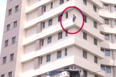 ಚಿಕಿತ್ಸೆಯಿಂದ ತಪ್ಪಿಸಿಕೊಳ್ಳುವ ಯತ್ನದಲ್ಲಿ ಆಸ್ಪತ್ರೆಯ ಏಳನೇ ಮಹಡಿಯಿಂದ ಬಿದ್ದ; ತಲೆ, ಪಕ್ಕೆಲುಬು, ಕೈಗಳಿಗೆ ಗಂಭೀರ ಗಾಯ