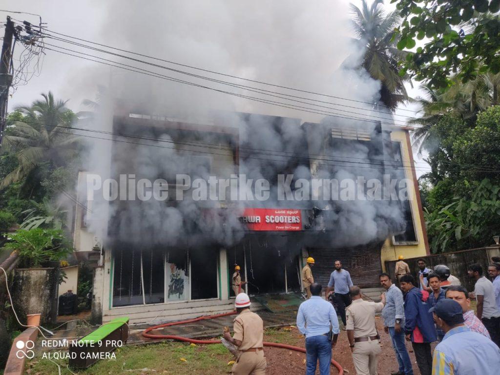 BREAKING NEWS: ಮಂಗಳೂರು: ದ್ವಿಚಕ್ರ ವಾಹನದ ಶೋ ರೂಂ ಬೆಂಕಿಗಾಹುತಿ..! ಅಗ್ನಿ ನಂದಿಸಲು ಹರಸಾಹಸ