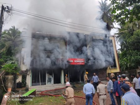 BREAKING NEWS: ಮಂಗಳೂರು: ದ್ವಿಚಕ್ರ ವಾಹನದ ಶೋ ರೂಂ ಬೆಂಕಿಗಾಹುತಿ..! ಅಗ್ನಿ ನಂದಿಸಲು ಹರಸಾಹಸ