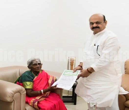 ಸಾಲುಮರದ ತಿಮ್ಮಕ್ಕನಿಗೆ ಬಿಡಿಎ ನಿವೇಶನ ಪತ್ರ ನೀಡಿದ ಸಿಎಂ