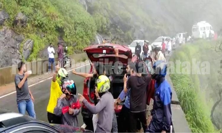 ಚಾರ್ಮಾಡಿ ಘಾಟಿನಲ್ಲಿ ಪ್ರವಾಸಿಗರು ಆಡಿದ್ದೇ ಆಟ, ಹೇಳೋರಿಲ್ಲ-ಕೇಳೋರಿಲ್ಲ; ರಸ್ತೆ ಮಧ್ಯೆ ಮೋಜು- ಮಸ್ತಿಗೆ ಬ್ರೇಕ್ ಹಾಕುವಂತೆ ಮನವಿ