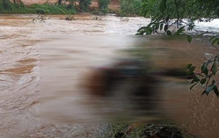 ಕಾಣಿಯೂರು ಕಾರು ನೀರುಪಾಲು ಪ್ರಕರಣ : ಮರದ ದಿಮ್ಮಿಯಲ್ಲಿ ನೇತಾಡುತ್ತಿದ್ದ ಮೃತದೇಹವೊಂದು ಪತ್ತೆ