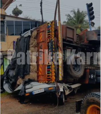 ಸುರತ್ಕಲ್ : ಓಮಿನಿ ಮೇಲೆ ಪಲ್ಟಿಯಾದ ಲಾರಿ ; ಓರ್ವ ಚಿಂತಾಜನಕ