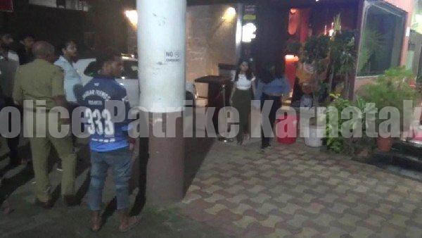 ಮಂಗಳೂರು;ವಿದ್ಯಾರ್ಥಿಗಳ ಪಾರ್ಟಿ ವೇಳೆ ಪಬ್ ಗೆ ನುಗ್ಗಿ ತಡೆ ಒಡ್ಡಿದ ಬಜರಂಗ ದಳದ ಕಾರ್ಯಕರ್ತರು