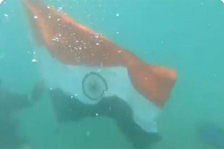 ಸಮುದ್ರದಾಳದಲ್ಲಿ ʼತ್ರಿವರ್ಣ ಧ್ವಜʼ ಹಾರಿಸಿದ ಕೋಸ್ಟ್ ಗಾರ್ಡ್