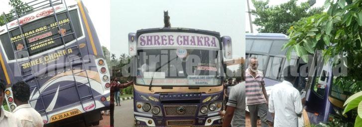 ಕಾಪು: ಚಾಲಕನ ನಿಯಂತ್ರಣ ತಪ್ಪಿ ಬಸ್ ಚರಂಡಿಗೆ; ಪ್ರಯಾಣಿಕರು ಪಾರು