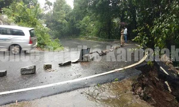 ಆಗುಂಬೆ ಘಾಟಿಯಲ್ಲಿ ಗುಡ್ಡ ಕುಸಿತ: ವಾಹನ ಸಂಚಾರ ಸ್ಥಗಿತ