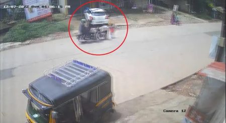 ರಸ್ತೆ ದಾಟುವ ವೇಳೆ ಬೈಕ್ ಡಿಕ್ಕಿ: ಪವಾಡಸದೃಶವಾಗಿ ಪಾರಾದ ಇಬ್ಬರು ಬಾಲಕರು