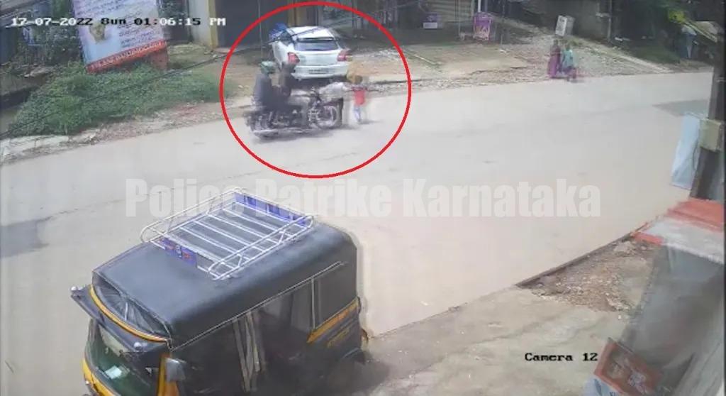 ರಸ್ತೆ ದಾಟುವ ವೇಳೆ ಬೈಕ್ ಡಿಕ್ಕಿ: ಪವಾಡಸದೃಶವಾಗಿ ಪಾರಾದ ಇಬ್ಬರು ಬಾಲಕರು