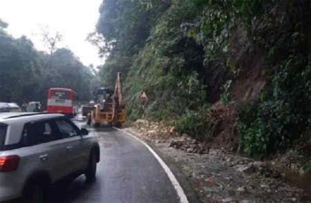 BREAKING NEWS: ಚಾರ್ಮಾಡಿಘಾಟ್ನ 2ನೇ ತಿರುವಿನಲ್ಲಿ ʻಸ್ಲ್ಯಾಬ್ ಬಿರುಕು ʼ : ವಾಹನ ಸಂಚಾರ ನಿರ್ಬಂಧ