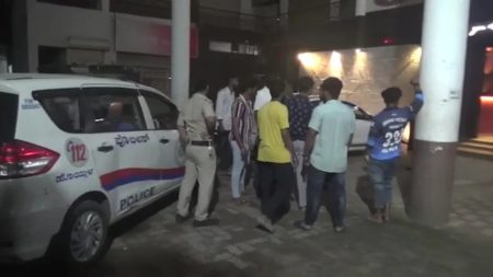 ಪಬ್ ಮೇಲೆ ಭಜರಂಗದಳ ದಾಳಿ ಪ್ರಕರಣ, ಪಬ್ ನ ಮ್ಯಾನೇಜರ್ ಮತ್ತು ಸಿಬ್ಬಂದಿ ಪೊಲೀಸ್ ವಶಕ್ಕೆ