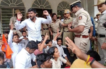 BIGG NEWS : ಗೃಹ ಸಚಿವರ ನಿವಾಸದಲ್ಲೇ ಭುಗಿಲೆದ್ದ ಎಬಿವಿಪಿ ಪ್ರತಿಭಟನೆ : 40ಕ್ಕೂ ಹೆಚ್ಚು ಕಾರ್ಯಕರ್ತರ ಬಂಧನ