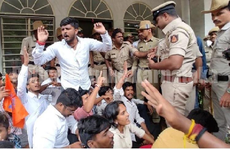 BIGG NEWS : ಗೃಹ ಸಚಿವರ ನಿವಾಸದಲ್ಲೇ ಭುಗಿಲೆದ್ದ ಎಬಿವಿಪಿ ಪ್ರತಿಭಟನೆ : 40ಕ್ಕೂ ಹೆಚ್ಚು ಕಾರ್ಯಕರ್ತರ ಬಂಧನ