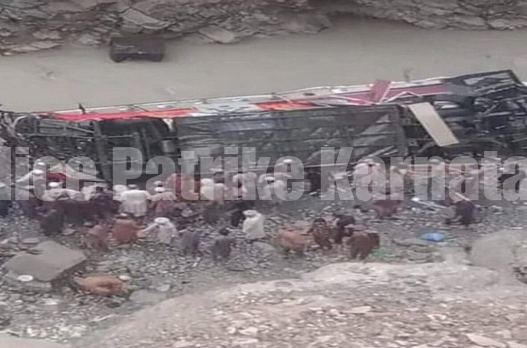 ಬಲೂಚಿಸ್ತಾನದಲ್ಲಿ ಕಂದಕಕ್ಕೆ ಉರುಳಿದ ಬಸ್ – 19 ಪ್ರಯಾಣಿಕರ ದುರ್ಮರಣ..!