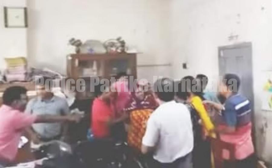 BREAKING: ವಿದ್ಯಾರ್ಥಿನಿಗೆ ಕಪಾಳಮೋಕ್ಷ ಮಾಡಿದ ಶಿಕ್ಷಕಿಗೆ ಶಾಲೆಯಲ್ಲೇ ವಿವಸ್ತ್ರಗೊಳಿಸಿ ಥಳಿಸಿದ ಪೋಷಕರ ಗುಂಪು