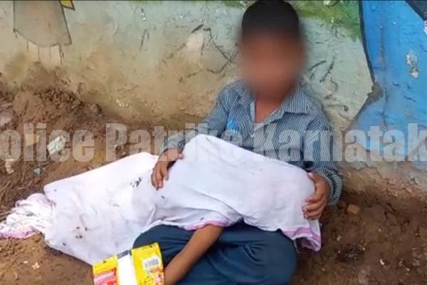 2 ವರ್ಷದ ತಮ್ಮನ ಶವ ಮಡಿಲಲ್ಲಿ ಹಿಡಿದು ಬೀದಿ ಬದಿಯಲ್ಲಿ ಕುಳಿತ ಬಾಲಕ….!!