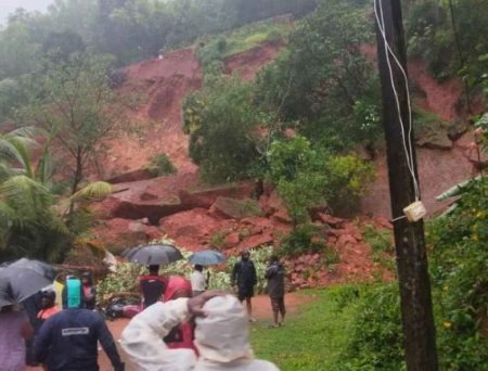 ಭಟ್ಕಳ: ಮನೆಯ ಮೇಲೆ ಗುಡ್ಡ ಕುಸಿತ – ಅವಶೇಷಗಳಡಿ ಸಿಲುಕಿದ ನಾಲ್ವರು