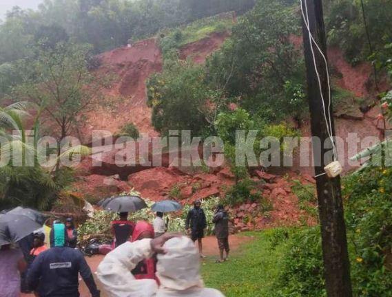 ಭಟ್ಕಳ: ಮನೆಯ ಮೇಲೆ ಗುಡ್ಡ ಕುಸಿತ – ಅವಶೇಷಗಳಡಿ ಸಿಲುಕಿದ ನಾಲ್ವರು