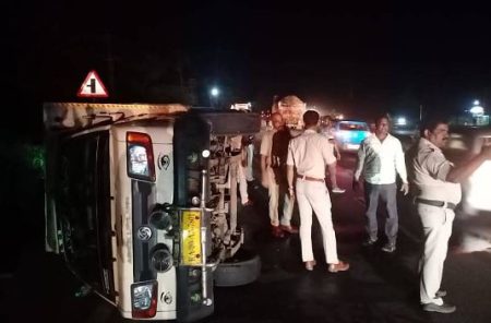 ಕಾಪು: ಬಸ್ ಡಿಕ್ಕಿಯಾಗಿ ಮೀನು ಸಾಗಾಟ ವಾಹನ ಪಲ್ಟಿ