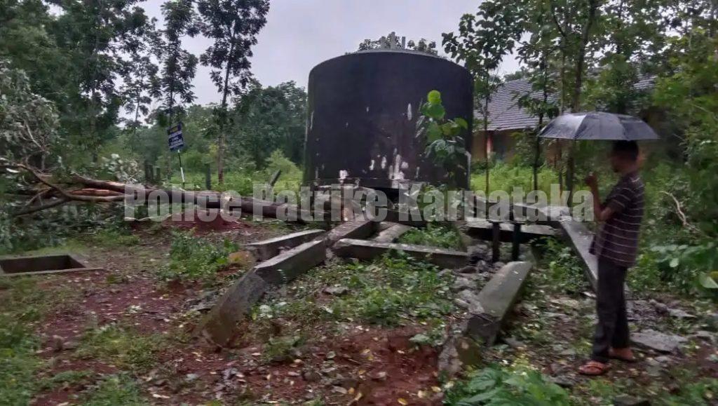 ಧರೆಗುಳಿದ ಬೃಹತ್ ಗಾತ್ರದ ನಗರಸಭೆಯ ನೀರಿನ ಟ್ಯಾಂಕ್