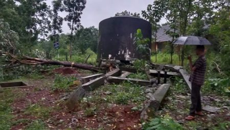 ಧರೆಗುಳಿದ ಬೃಹತ್ ಗಾತ್ರದ ನಗರಸಭೆಯ ನೀರಿನ ಟ್ಯಾಂಕ್