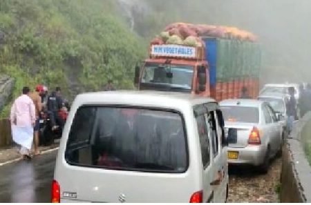 ಚಾರ್ಮಾಡಿ ಘಾಟಿ ರಸ್ತೆ ಮಧ್ಯೆದಲ್ಲಿ ಕೆಟ್ಟು ನಿಂತ ಲಾರಿಗಳು; ಕಿಲೋಮೀಟರ್ ಗಟ್ಟಲೇ ಟ್ರಾಫಿಕ್ ಜಾಮ್