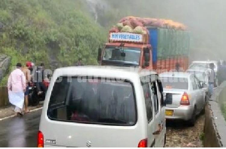 ಚಾರ್ಮಾಡಿ ಘಾಟಿ ರಸ್ತೆ ಮಧ್ಯೆದಲ್ಲಿ ಕೆಟ್ಟು ನಿಂತ ಲಾರಿಗಳು; ಕಿಲೋಮೀಟರ್ ಗಟ್ಟಲೇ ಟ್ರಾಫಿಕ್ ಜಾಮ್