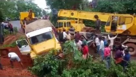 ಕಡಬ: ಟಿಪ್ಪರ್ ಹಾಗೂ ಸ್ಕೂಟಿ ನಡುವೆ ಅಪಘಾತ-ಅದೃಷ್ಟವಶಾತ್ ತಾಯಿ, ಮಗ ಪಾರು