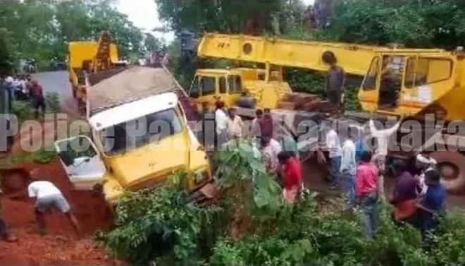 ಕಡಬ: ಟಿಪ್ಪರ್ ಹಾಗೂ ಸ್ಕೂಟಿ ನಡುವೆ ಅಪಘಾತ-ಅದೃಷ್ಟವಶಾತ್ ತಾಯಿ, ಮಗ ಪಾರು