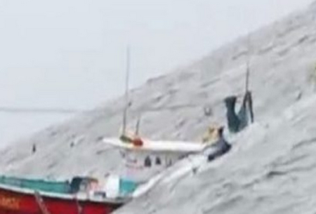 ಮಂಗಳೂರು: ಬೋಟ್ ಮುಳುಗಡೆ – ಹಡಗಿನಲ್ಲಿದ್ದ ಮೀನುಗಾರರೆಲ್ಲ ಪ್ರಾಣಾಪಾಯದಿಂದ ಪಾರು