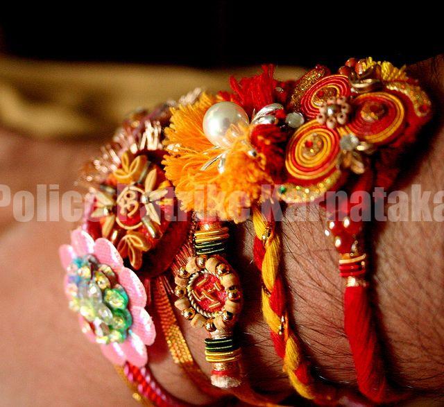 BIGG NEWS: ಮಕ್ಕಳ ಕೈಯಿಂದ ರಾಕಿ ತೆಗೆಸಿದ್ದ ʻ ಮಂಗಳೂರಿನ ಶಾಲಾ ಶಿಕ್ಷಕಿ ʼ : ಶಾಲೆಗೆ ʼ ಮುತ್ತಿಗೆ ಹಾಕಿದ ಪೋಷಕರು