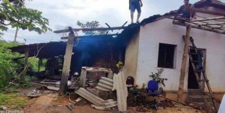 ಕಾರ್ಕಳ: ಸುಂಟರ ಗಾಳಿಗೆ ಹಾರಿ ಹೋದ ಮನೆಯ ಮೇಲ್ಛಾವಣಿ – ಅಪಾರ ನಷ್ಟ