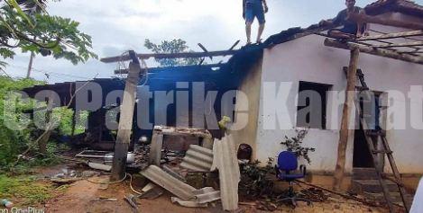 ಕಾರ್ಕಳ: ಸುಂಟರ ಗಾಳಿಗೆ ಹಾರಿ ಹೋದ ಮನೆಯ ಮೇಲ್ಛಾವಣಿ – ಅಪಾರ ನಷ್ಟ