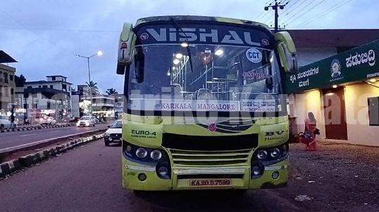 ಕಾಪು: ಖಾಸಗಿ ಬಸ್ನ ಟೈರ್ ಸ್ಫೋಟ; ಪ್ರಯಾಣಿಕನಿಗೆ ಗಾಯ