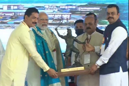 ಮಂಗಳೂರು: ಪ್ರಧಾನಿಯವರಿಗೆ ಪರಶುರಾಮನ ವಿಗ್ರಹ ಸ್ಮರಣಿಕೆ