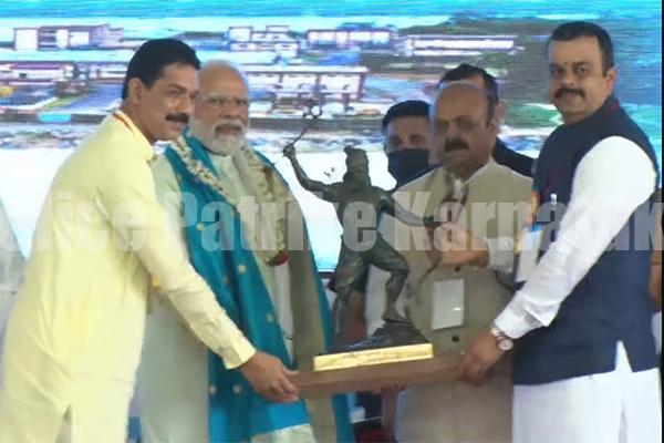 ಮಂಗಳೂರು: ಪ್ರಧಾನಿಯವರಿಗೆ ಪರಶುರಾಮನ ವಿಗ್ರಹ ಸ್ಮರಣಿಕೆ