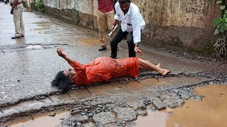ಉಡುಪಿ ರಸ್ತೆ ಅವ್ಯವಸ್ಥೆ ಖಂಡಿಸಿ ರಸ್ತೆ ಮೇಲೆ ಉರುಳು ಸೇವೆ ಮಾಡಿದ ಸಾಮಾಜಿಕ ಕಾರ್ಯಕರ್ತ
