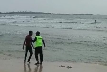 ಮಲ್ಪೆ: ಬೀಚ್ ನಲ್ಲಿ ಮುಳುಗುತ್ತಿದ್ದ ಇಬ್ಬರು ಪ್ರವಾಸಿಗರ ರಕ್ಷಣೆ