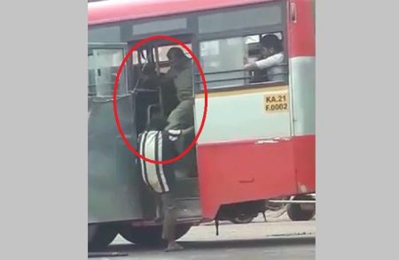 BREAKING NEWS: ‘ಕುಡುಕ ಪ್ರಯಾಣಿಕ’ನೆಂದು ಹಲ್ಲೆ ಮಾಡಿ ಹೊರ ತಳ್ಳಿದ ‘KSRTC ಕಂಡಕ್ಟರ್’ ಅಮಾನತು