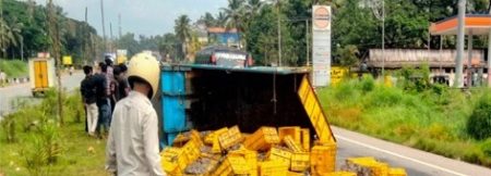 ಉಡುಪಿ: ಚಾಲಕನ ನಿಯಂತ್ರಣ ತಪ್ಪಿ ಪಲ್ಟಿಯಾದ ಮೀನಿನ ಟೆಂಪೋ