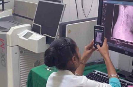 SHOCKING NEWS: ಮೊಬೈಲ್ ಫೋನ್ನಲ್ಲೇ ಎಕ್ಸ್ ರೇ ಫೋಟೋ ಕ್ಲಿಕ್ಕಿಸಿಕೊಟ್ಟ ಆಸ್ಪತ್ರೆ ಸಿಬ್ಬಂದಿ! ಕಾರಣ ಏನು ಗೊತ್ತಾ?