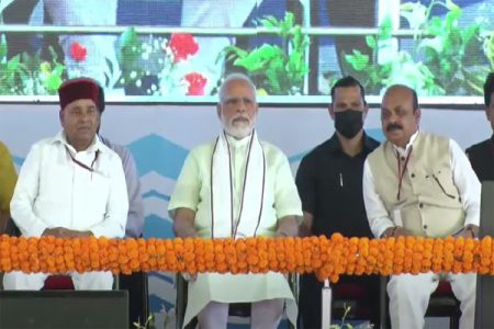 ಮಂಗಳೂರು: ಸಮಾವೇಶದ ವೇದಿಕೆಯತ್ತ ಆಗಮಿಸಿದ ಪ್ರಧಾನಿ ನರೇಂದ್ರ ಮೋದಿ