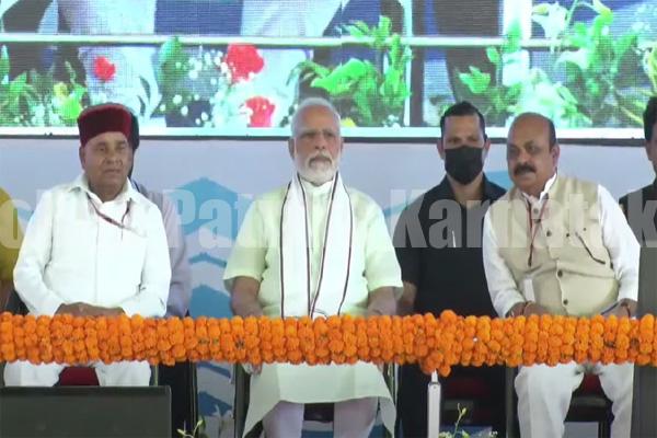 ಮಂಗಳೂರು: ಸಮಾವೇಶದ ವೇದಿಕೆಯತ್ತ ಆಗಮಿಸಿದ ಪ್ರಧಾನಿ ನರೇಂದ್ರ ಮೋದಿ