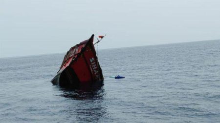 ಮಲ್ಪೆ: ಬೋಟ್ ಮುಳುಗಡೆ ; ಅದೃಷ್ಟವಶಾತ್ 7 ಮೀನುಗಾರರು ಪಾರು