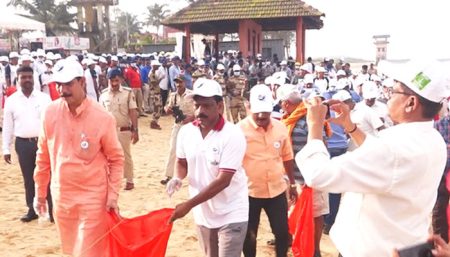 ವಿಶ್ವಸಾಗರ ದಿನಾಚರಣೆ: ಕಡಲ ಬದಿಯಲ್ಲಿ ಕಸ ಹೆಕ್ಕಿದ ನಳಿನ್ ಕುಮಾರ್ ಕಟೀಲ್