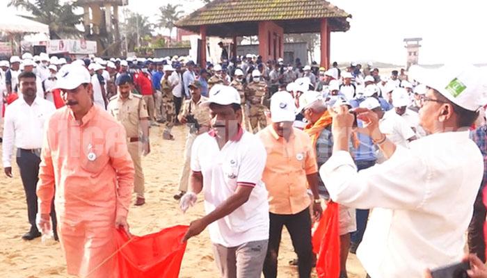 ವಿಶ್ವಸಾಗರ ದಿನಾಚರಣೆ: ಕಡಲ ಬದಿಯಲ್ಲಿ ಕಸ ಹೆಕ್ಕಿದ ನಳಿನ್ ಕುಮಾರ್ ಕಟೀಲ್