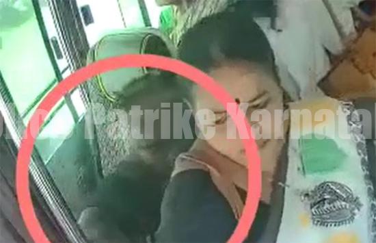 ಮಂಗಳೂರು: ಸಹ ಪ್ರಯಾಣಿಕ ಮಹಿಳೆಯ ಬ್ಯಾಗ್ ನಲ್ಲಿದ್ದ ಹಣದ ಪರ್ಸ್ ಎಗರಿಸಿದ ಮಹಿಳೆ-ಸಿಸಿಟಿವಿಯಲ್ಲಿ ಸೆರೆ