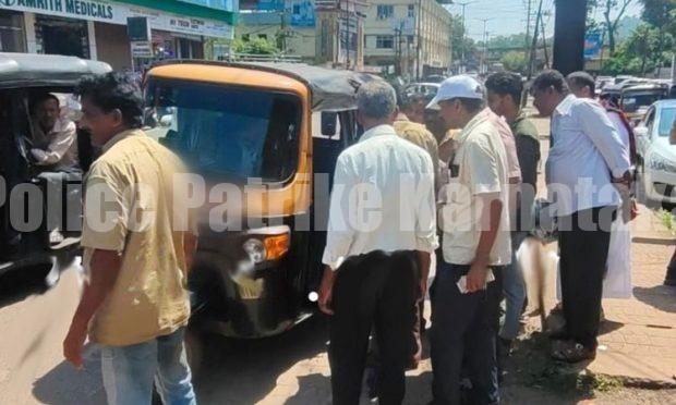 ಪುತ್ತೂರಿನಲ್ಲಿ ಕಂಠಪೂರ್ತಿ ಕುಡಿದು ರಿಕ್ಷಾದಲ್ಲೇ ಮಲಗಿದ ಚಾಲಕ : ಆಟೋ ಸೀಜ್