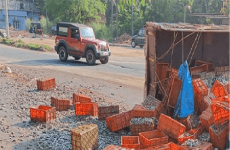 ಚಾಲಕನ ನಿಯಂತ್ರಣ ತಪ್ಪಿ ಮಂಗಳೂರಲ್ಲಿ ಮೀನಿನ ಲಾರಿಪಲ್ಟಿ : ಚಾಲಕನಿಗೆ ಗಂಭೀರ